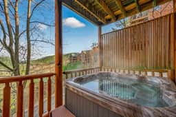 Black Bear Escape • Mtn Views, Hot Tub, Game Room