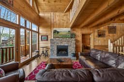Black Bear Escape • Mtn Views, Hot Tub, Game Room