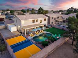 Bloomin' Dunes - Pool, Pickleball & Tiki Bar