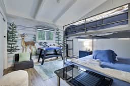 Bluewood Escape: Sauna, Hot Tub, Game Room
