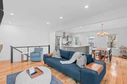 Downtown Flat • Walk to Dining & Shops • Sleeps 4