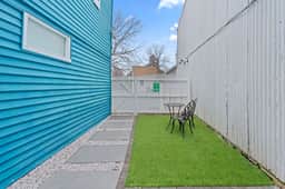 Downtown Flat • Walk to Dining & Shops • Sleeps 4