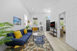 Pineapple Paradise - 2 Units - 13 min to Beach