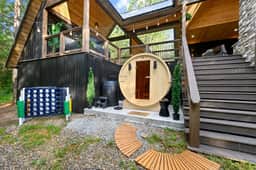 Hoch-A-Frame | Sauna, Hot Tub & Broken Bow Pines