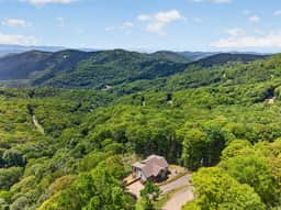 Epic Mountain Views + Deck, Firepit & Amenities