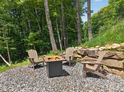 Epic Mountain Views + Deck, Firepit & Amenities