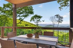 Epic Mountain Views + Deck, Firepit & Amenities