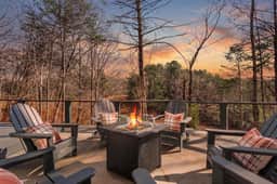 Helen Haus: Golf Sim & Hot Tub Theater Retreat - Image 4