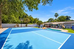 FWB Paradise | Sports Court | Hot Tub | Putt Putt - Image 2