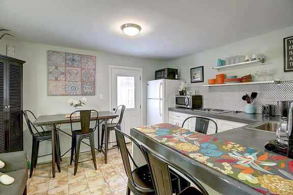 Kona Cottage~Dog Friendly~In Town Location - Image 1