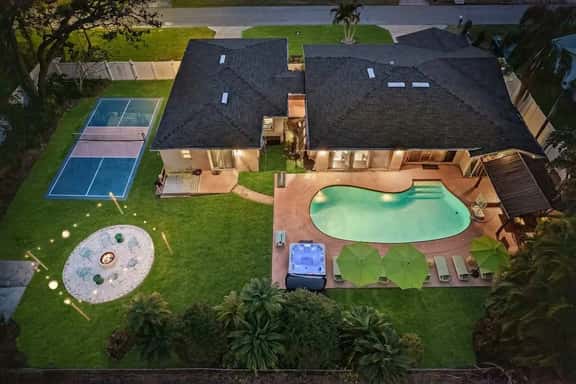 Sleeps 20~Heated Pool~Pickleball~Hot Tub~Fire Pit - Image 1