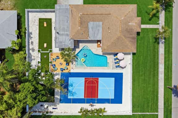Sleeps 10 | Pickleball | Pool | Tiki Bar | Games - Image 1