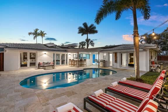Heated Pool - Luxury Kitchen - 1 Mile to Beach - Image 1