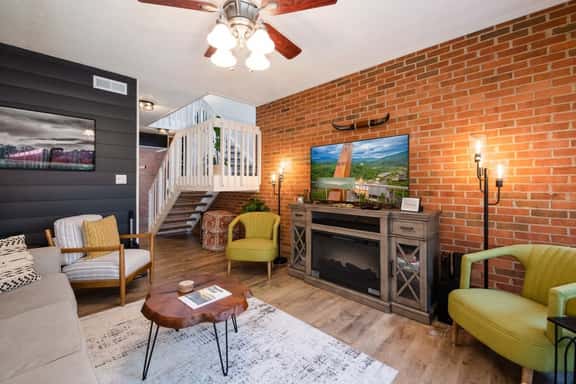Close 2 Dollywood~Rustic~Sleeps 6~Family Fun - Image 1