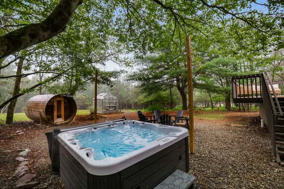 4 Br Mtn Cabin! Sauna~Hot Tub~Fire Pit~Putt Putt - Image 1