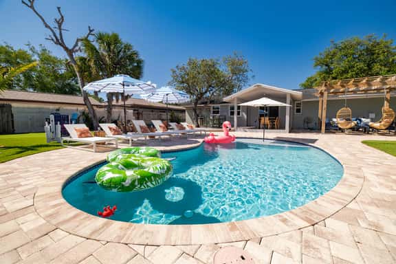 Minutes to Anna Maria Island | Pool & Mini Golf - Image 1