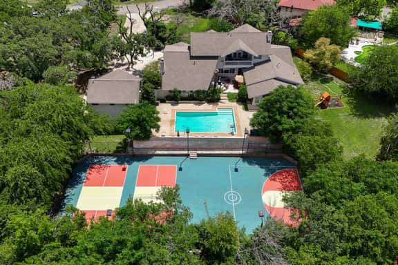 Huge Pickleball Mansion~Sleeps 26~Pool & Hot Tub - Image 1
