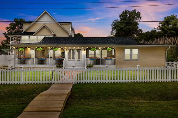 Kimmswick Porch Haven: Hot Tub •Yard - Image 1