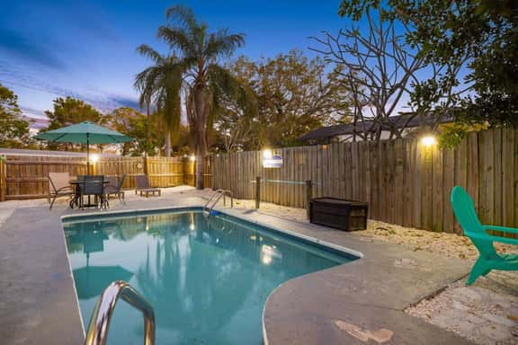 3 miles to Honeymoon Island~ Firepit & Pool - Image 1