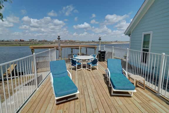 Canal Views & Pool | 2 Min to Beach | Fishing Pier - Image 1