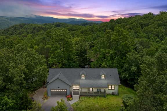 12 Min to Downtown! Sleeps 12 | Hot Tub | Fire Pit - Image 1