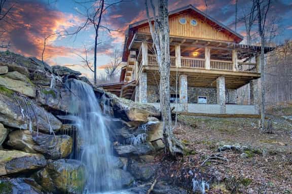 Sleeps 16 • Hot Tub•Sauna•Dogs Welcome•Ping Pong - Image 1