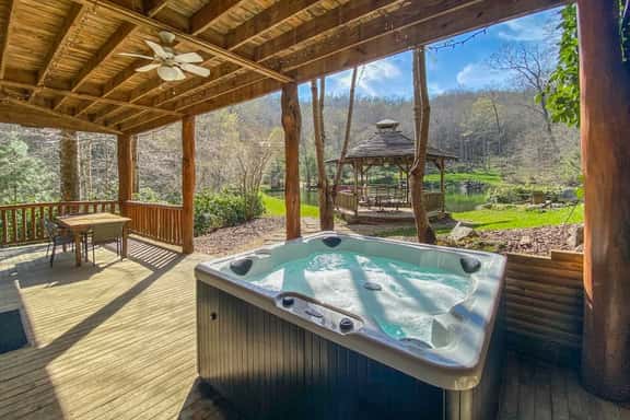 Lakeside Cabin - 2 Fireplaces-Hot Tub~Sauna~Games - Image 1