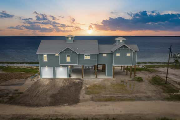 Waterfront Getaway with Pier Access - Image 1