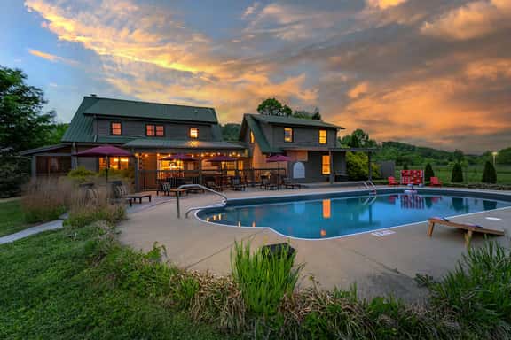 7 Br~Sleeps 20~Sport Court~Pool~Hot Tub~Playground - Image 1