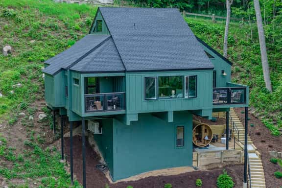Sleeps 10~Stunning Views~Private Sauna~Fireplace - Image 1