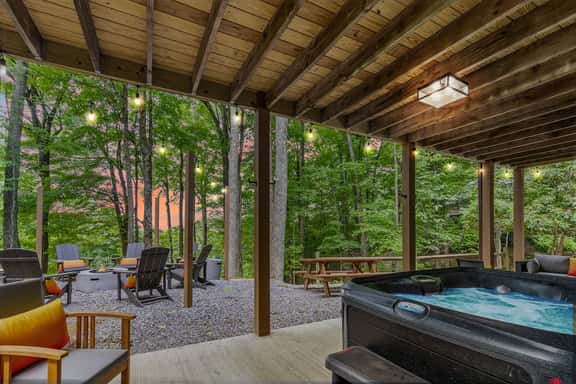 5 Min to Hatley Pointe! Après Ski~HotTub~FirePit - Image 1