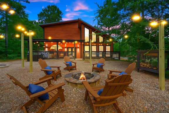 Sleeps 6~Sauna~Hot Tub~Putt Putt~Dogs Welcome - Image 1