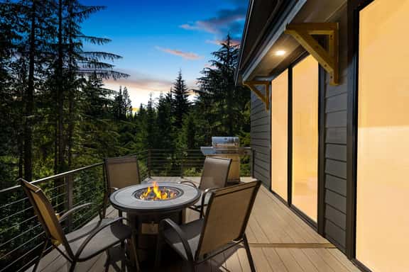 3 Br Sleep 8 • Hot Tub • Fire Pit • Stunning Views - Image 1