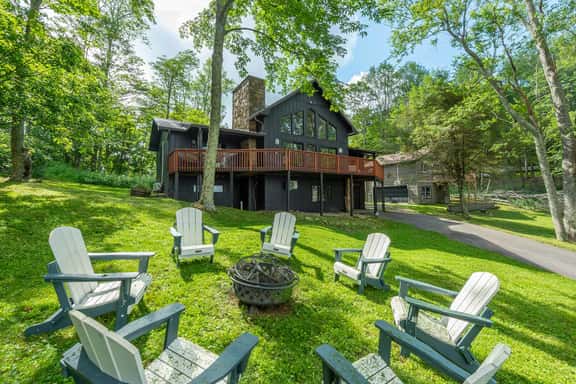 6 Br Cabin~Hot Tub~Fire Pit~Min to Hatley Pointe - Image 1