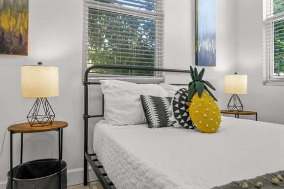 Pineapple Paradise #3 • 13 min to Beach • Fire Pit - Image 1