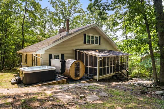 Cozy Retreat: Sauna, Hot Tub, Game Room - Image 1