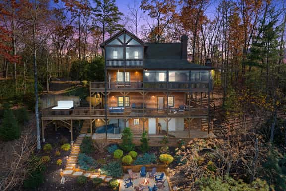 Family-Friendly Cabin: Hot Tub, Games & Views - Image 1