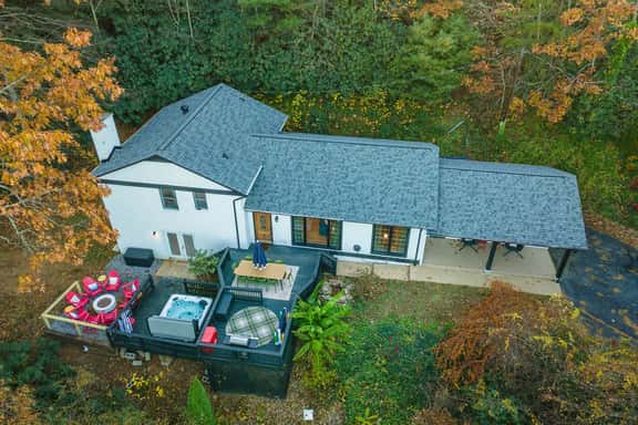 Expansive Deck Sleeps 16 Hot Tub Game Room - Image 1