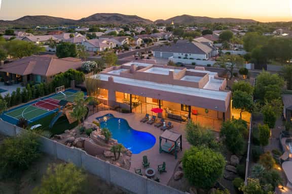 The Good Life Oasis | Luxury 5BR Home | Sleeps 16 - Image 1