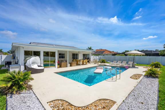 Minutes to AMI | Pool | Game Room | Sleeps 11 - Image 1