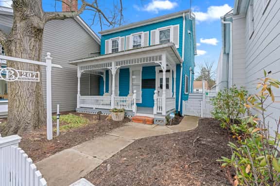 Downtown Flat • Walk to Dining & Shops • Sleeps 4 - Image 1