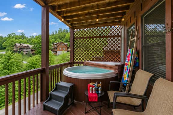 7 min to Hatley Pointe: Views, Hot Tub, 2 Decks - Image 1