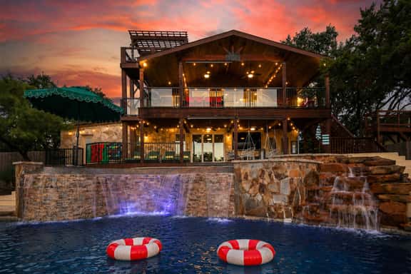 Wildlight House Cascade Canyon Lake Sleeps 17 - Image 1