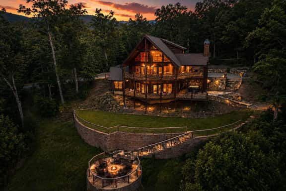 Epic Mtn Views • Hot Tub • Fire Pit • Sleeps 13 - Image 1