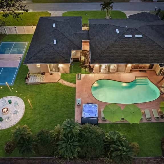 Sleeps 20~Heated Pool~Pickleball~Hot Tub~Fire Pit - Image 1