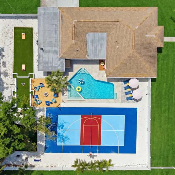 Sleeps 10 | Pickleball | Pool | Tiki Bar | Games - Image 1