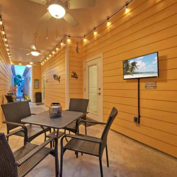 Sparkle Fish~Private Breezeway~Resort Pool - Image 1
