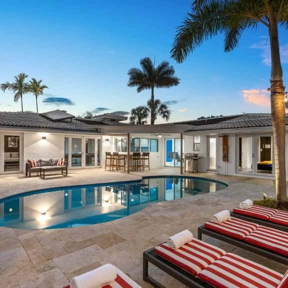 Heated Pool - Luxury Kitchen - 1 Mile to Beach - Image 1