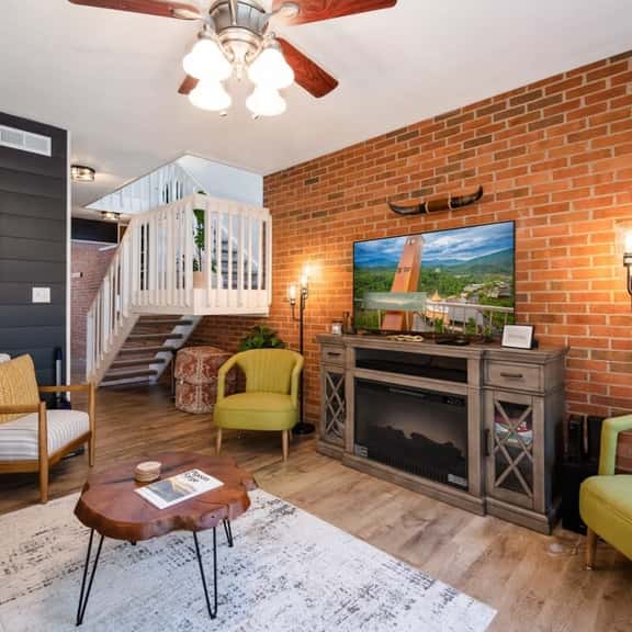 Close 2 Dollywood~Rustic~Sleeps 6~Family Fun - Image 1
