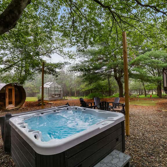 4 Br Mtn Cabin! Sauna~Hot Tub~Fire Pit~Putt Putt - Image 1